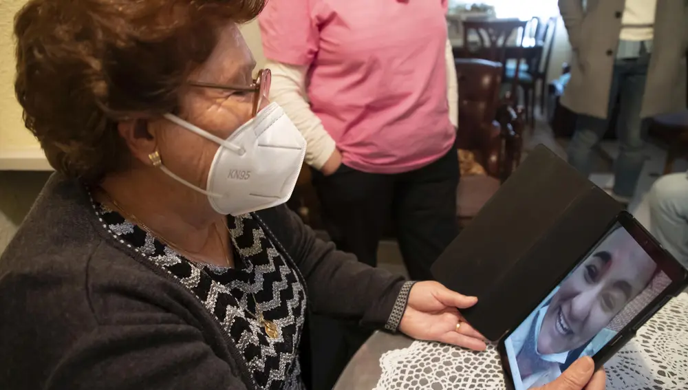 Más de 80 mayores abulenses aprenden a manejar dispositivos para comunicarse con hijos y nietos