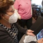 Más de 80 mayores abulenses aprenden a manejar dispositivos para comunicarse con hijos y nietos