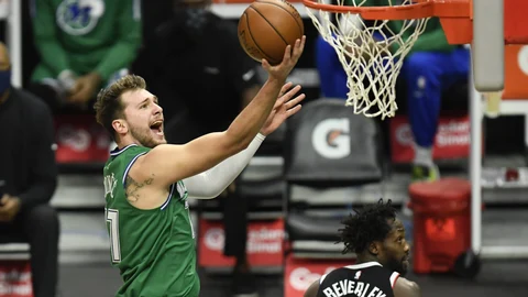 Doncic se dispone a anotar una bandeja ante los Clippers