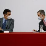 El rey Felipe VI preside la reunión del patronato de la Fundación Carolina acompañado por el presidente del Gobierno, Pedro Sánchez