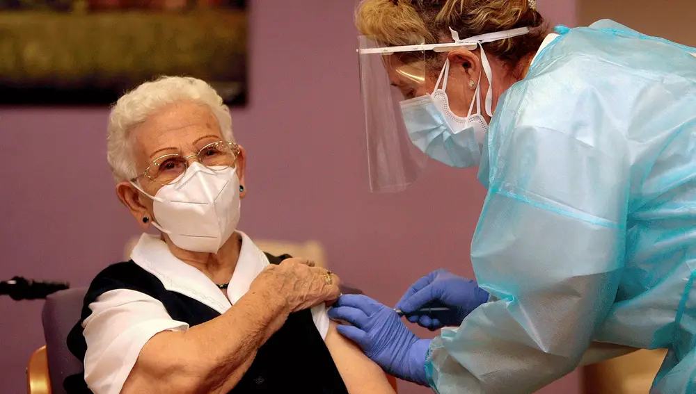 Araceli, primera persona vacunada contra la COVID-19 en España