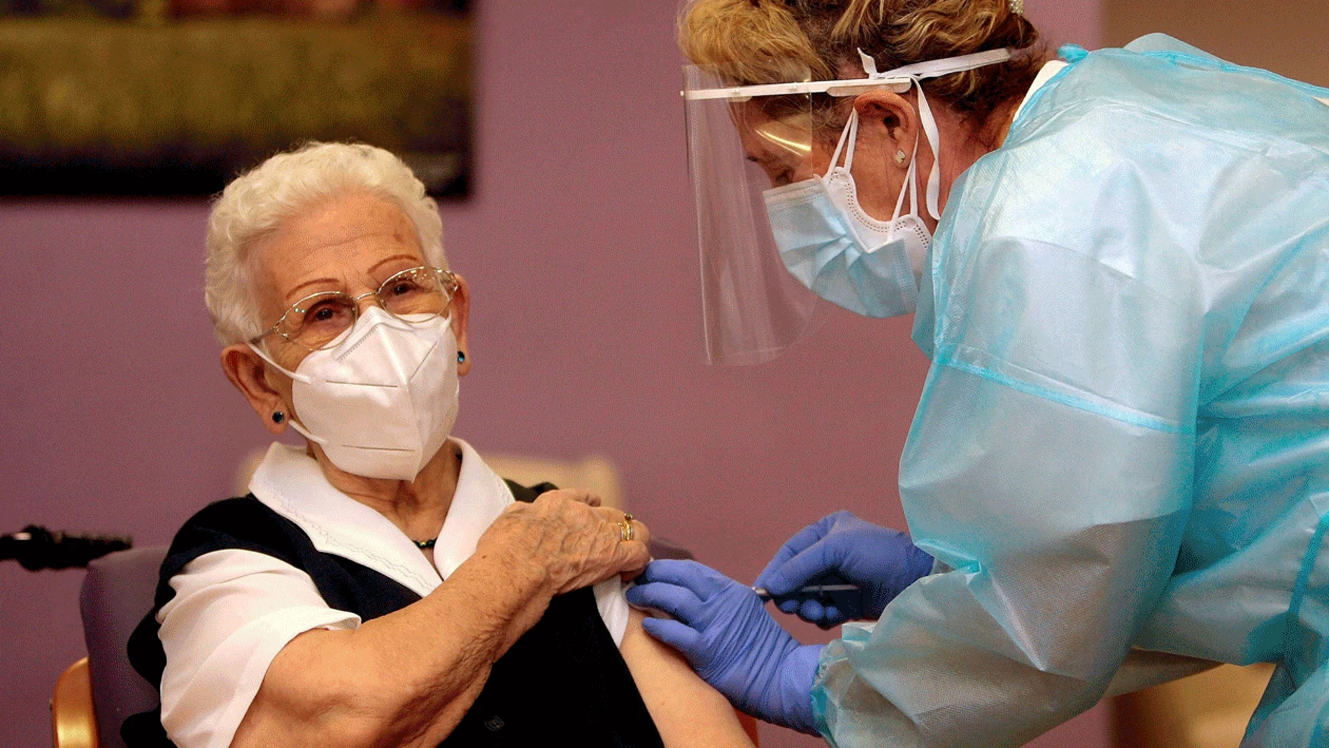 Araceli, primera persona vacunada contra la COVID-19 en España