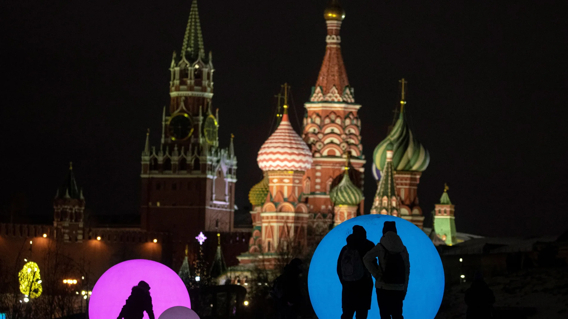 La gente disfruta de esferas de luz como parte de las decoraciones para las vacaciones de Año Nuevo y Navidad frente al Kremlin