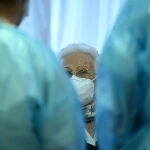 La recurrente es auxiliar de enfermeria