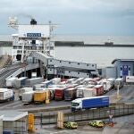 Centenares de camiones cruzan diariamente por el Eurotúnel desde el paso de Dover