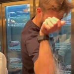 Gerard Piqué, echando sal en el restaurante Nusr-Et, del chef Salt Bae.