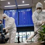Trabajadores desinfectan el Aeropuerto Internacional de Incheon, Corea del Sur