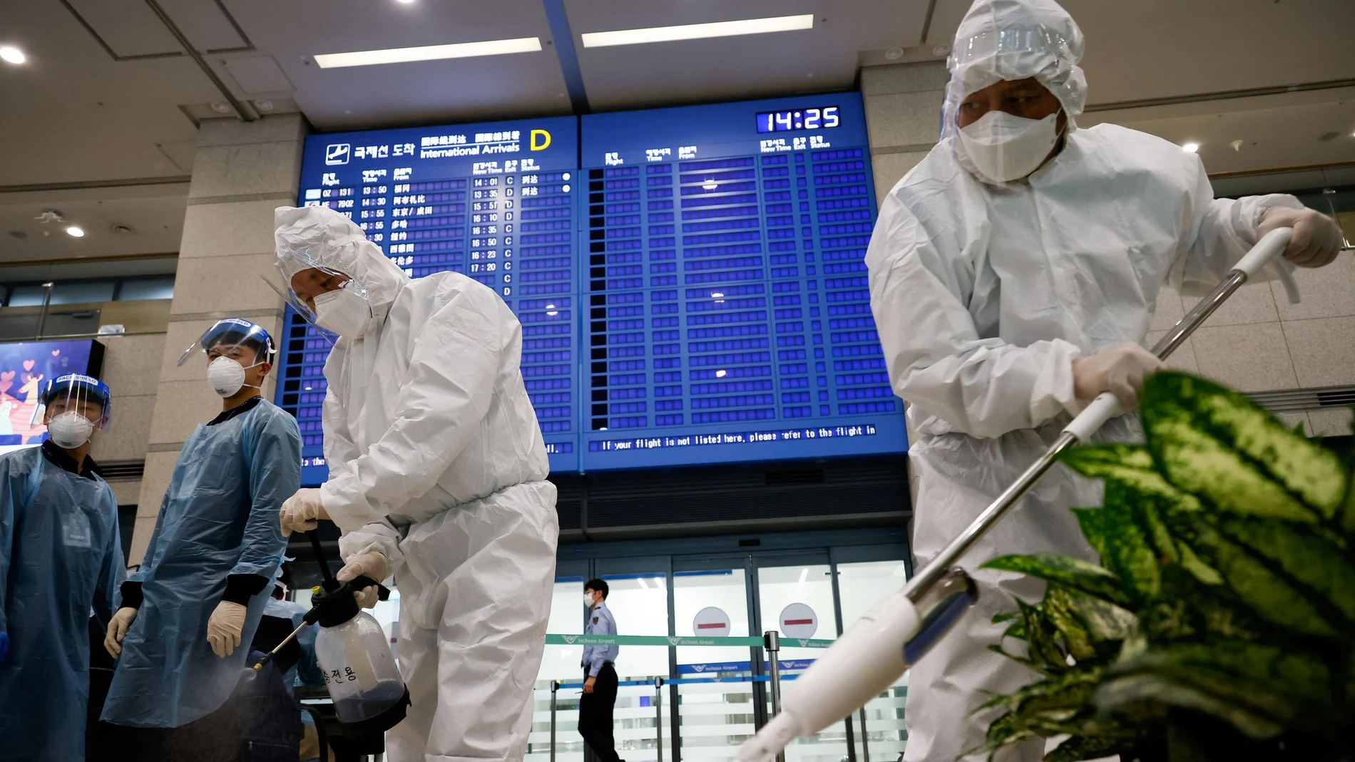 Trabajadores desinfectan el Aeropuerto Internacional de Incheon, Corea del Sur