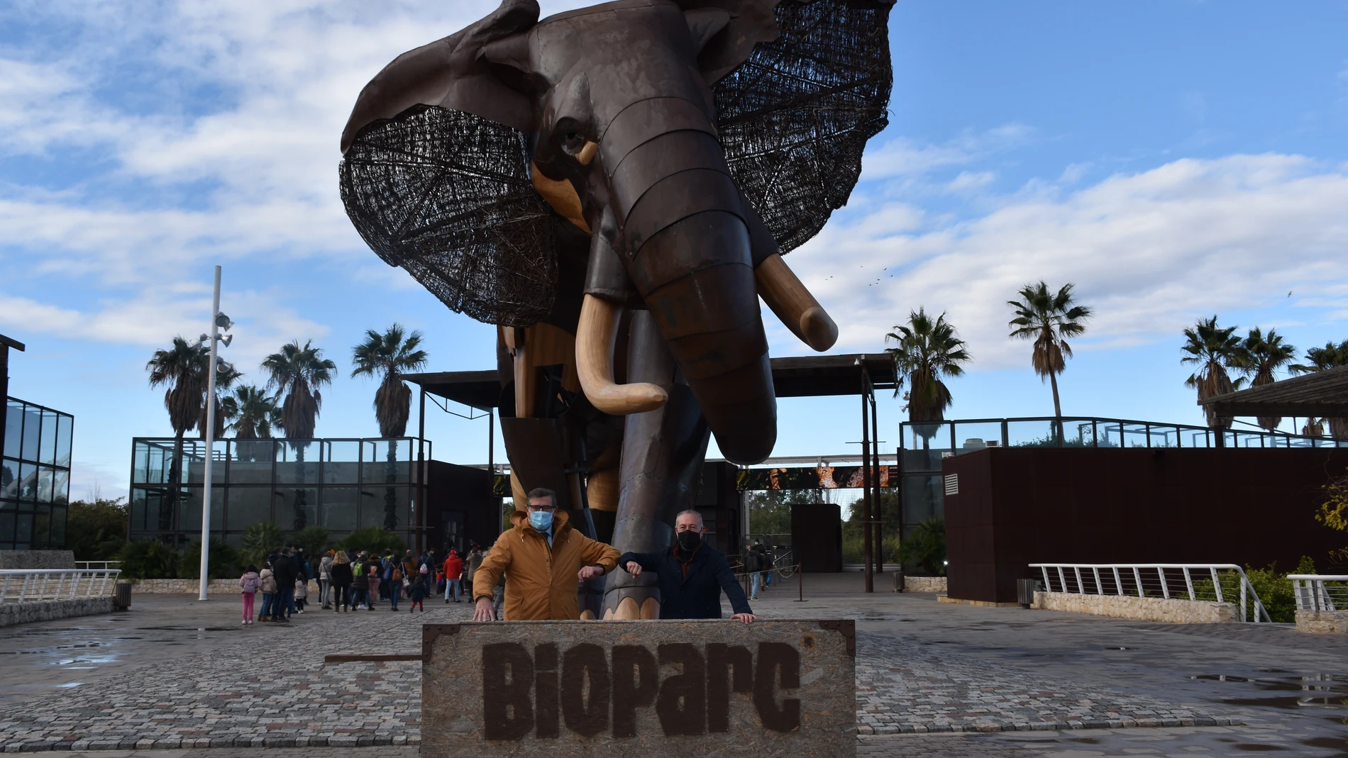 Luis Ángel Martínez y Pau Pérez Rico frente a las puertas de Bioparc