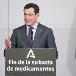 El presidente de la Junta de Andalucía, Juanma Moreno, ha anunciado este lunes el final del modelo de la subasta de medicamentos