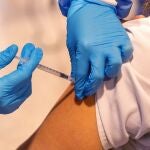 La cooperación entre gobiernos, instituciones de investigación y compañías farmacéuticas para impulsar la mayor carrera investigadora de la Historia ha permitido que en menos de un año dispongamos de vacunas contra el coronavirus EFE/Raquel Manzanares