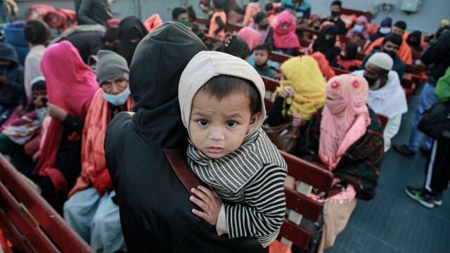 29 December 2020, Bangladesh, Chittagong: The second group of Rohingya refugees from Myanmar are seen boarding a Bangladeshi navy ship that will transport them to an island in the Bay of Bengal. Photo: Suvra Kanti Das/ZUMA Wire/dpa29/12/2020 ONLY FOR USE IN SPAIN