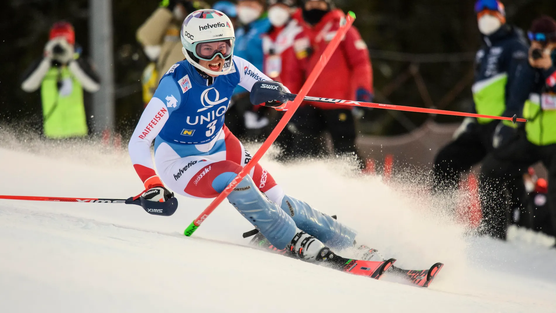 Michelle Gisin de Suiza en acción durante la primera carrera de Slalom Femenino en la Copa del Mundo de Esquí Alpino de la FIS en Semmering, Austria, 29 de diciembre de 2020. EFE/EPA/CHRISTIAN BRUNA