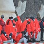 Imagen de los 54 migrantes que arribaron en una nueva embarcación llegada al Puerto de La Restinga
