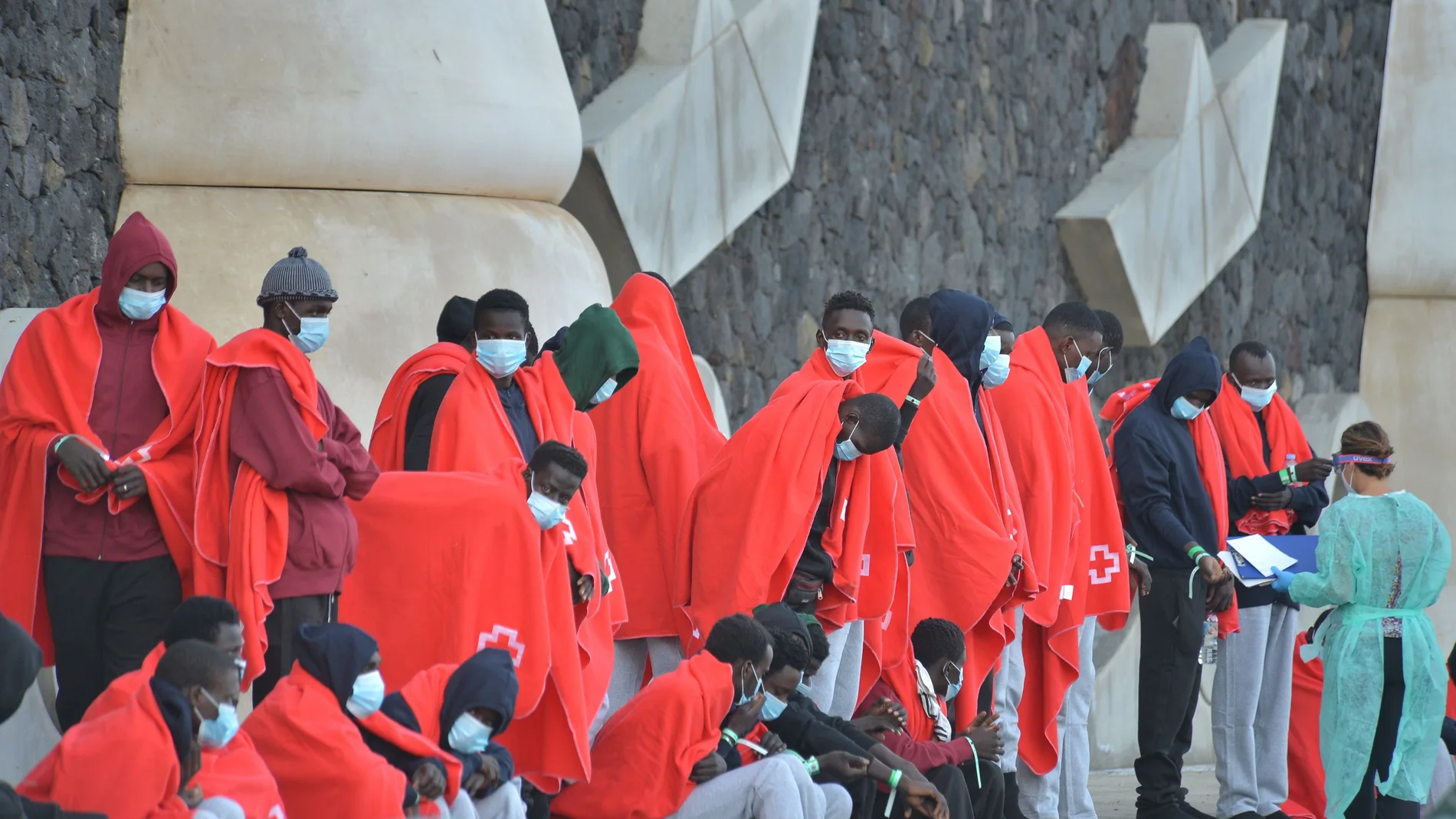 Imagen de los 54 migrantes que arribaron en una nueva embarcación llegada al Puerto de La Restinga