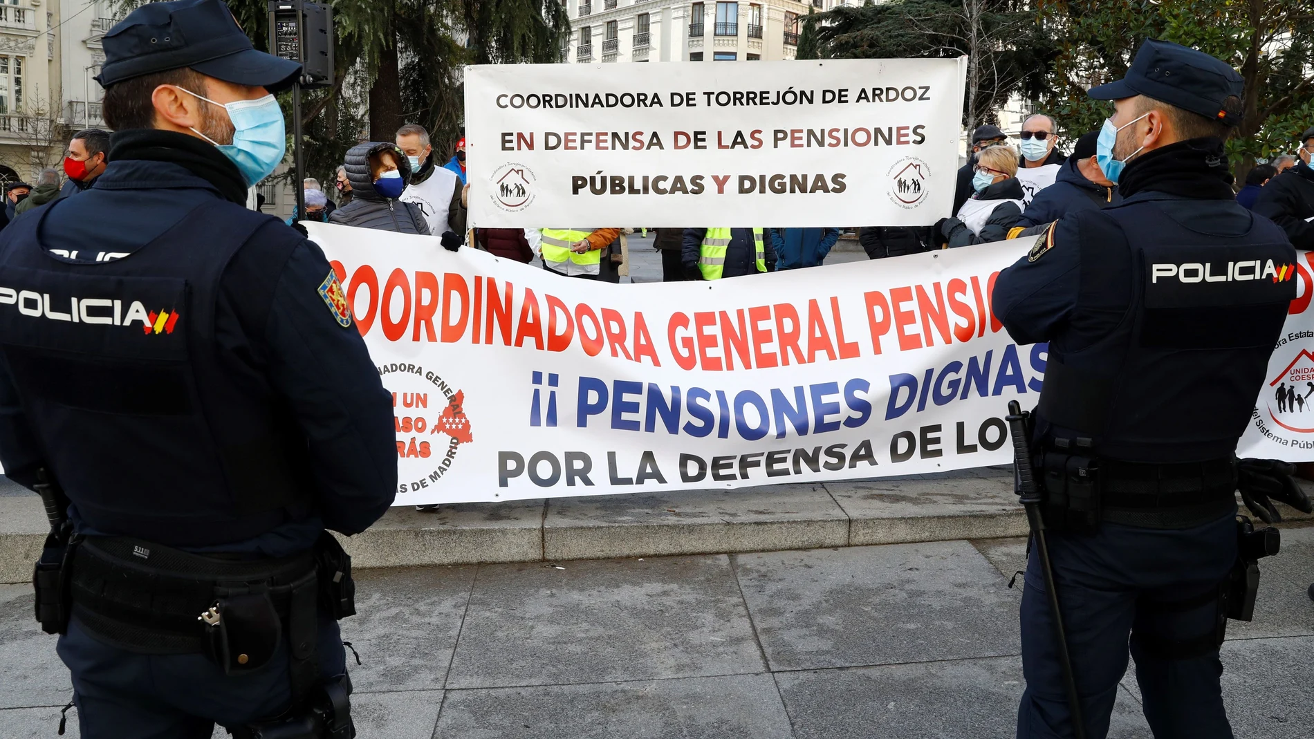 Protesta de la Coordinadora General de Pensionistas de Madrid contra las recomendaciones del Pacto de Toledo, ayer, frente del Congreso de los Diputados en Madrid