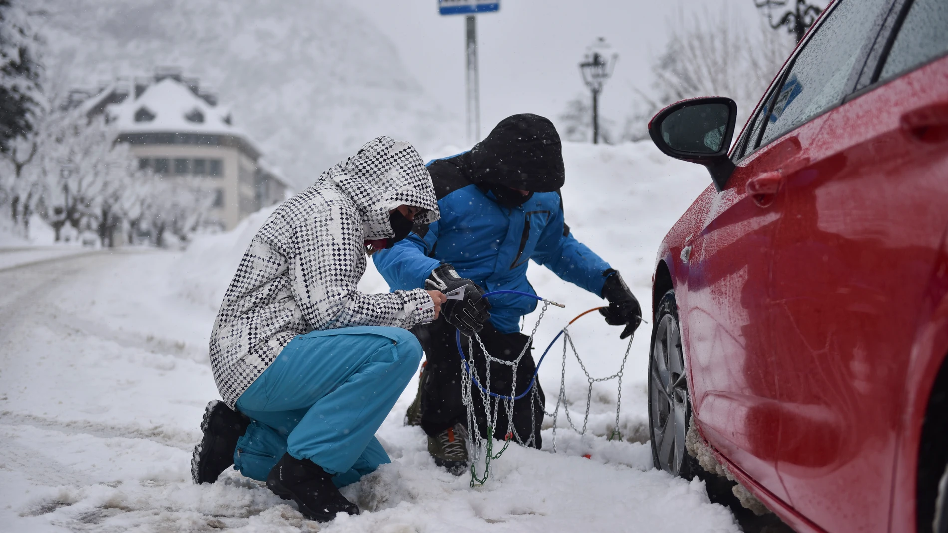 Cadenas para el coche o neumáticos de invierno: todo lo que hay que saber  para conducir con seguridad sobre nieve o hielo