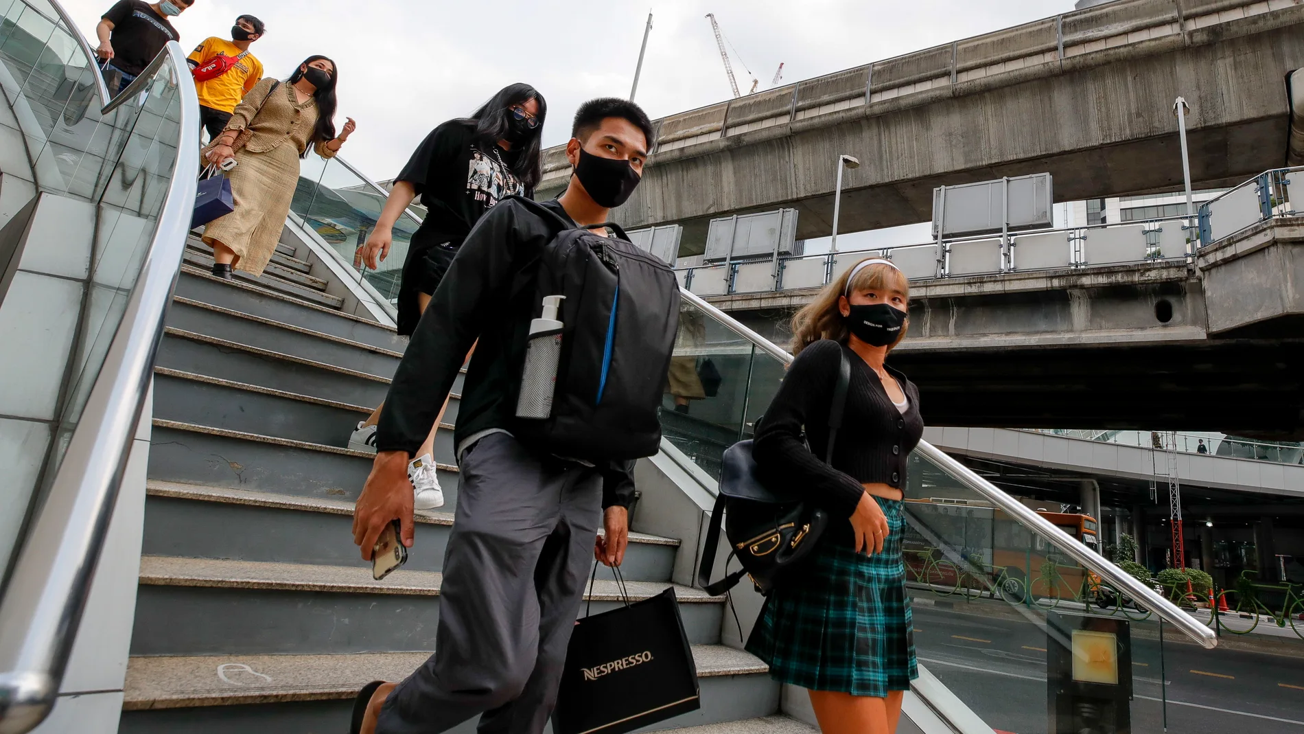 Bangkok (Thailand), 29/12/2020.- People wearing masks walk to an art gallery in Bangkok, Thailand, 29 December 2020. Thailand reported its first COVID-19 related death in almost two months, bringing the total number of fatalities to 61. In order to help contain the spread of the coronavirus disease (COVID-19) pandemic, the government has imposed tighter restrictions on entertainment venus in Bangkok in the lead up to New Year. (Tailandia) EFE/EPA/DIEGO AZUBEL