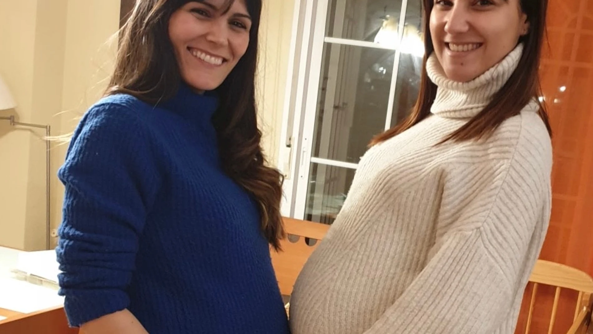 Embarazadas reportaje testimonios Irene Rodriguez tiene 37 años y espera su segundo hijo. Dará a luz a mitad de marzo, cuando se cumpla un año desde el inicio de la pandemia. "La verdad es que no estoy muy puesta en el tema, ni siquiera he consultado con mi médico sobre si debería o no ponerme la vacuna. No soy una persona de riesgo, así que no he hablado con él más que los detalles típicos de mantener las medidas de prevención para no contagiarme. Lo que sí tengo claro es que haría lo que él me recomiende; yo no tengo una opinión a favor o en contra, me fiaría 100% de lo que me indique", comenta. Su cuñada, Nazaret Gonzalez, de 30 años, espera su primer hijo para dentro de dos semanas. En su caso, si decidiera ponerse la vacuna, lo haría ya como madre lactante. "Le pregunté a mi ginecólogo en su momento, hace tres meses o así, pero como aún no estaba claro cuándo iba a llegar la vacuna, no le dimos mucha importancia. Aunque me preocupa