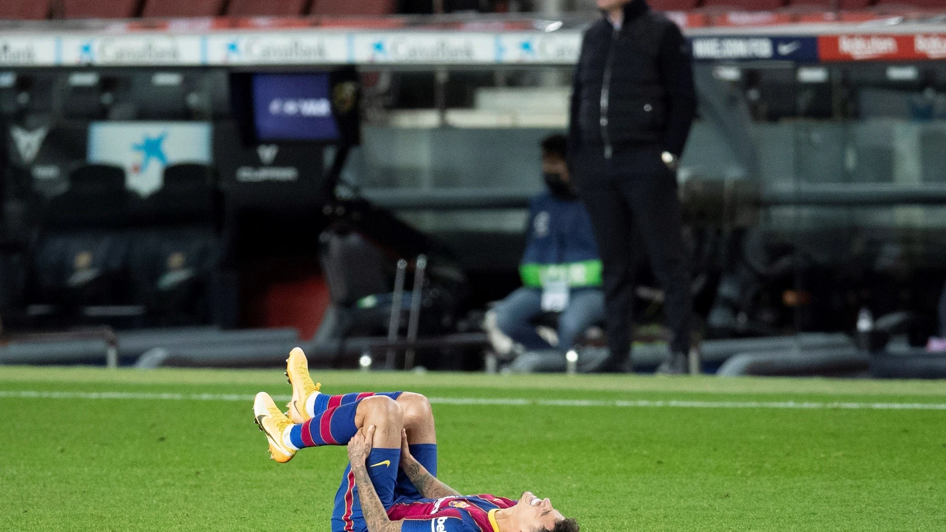 Coutinho, en el momento de lesionarse en el partido ante el Eibar