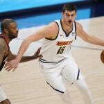 El pívot Nikola Jokic maneja la pelota como si fuera un base.