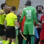 Hakan Arslan, del Sivasspor, muestra al árbitro su error en un móvil.