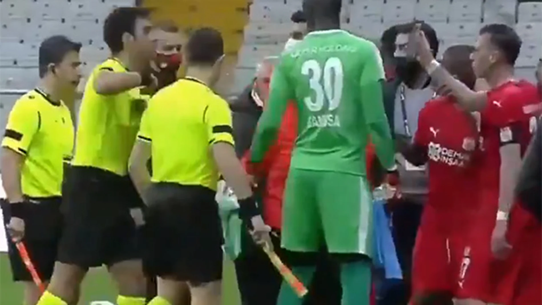 Hakan Arslan, del Sivasspor, muestra al árbitro su error en un móvil.