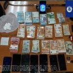 Imagen del dinero, los móviles y la droga incautada a los detenidosPOLICÍA LOCAL DE MURCIA29/12/2020