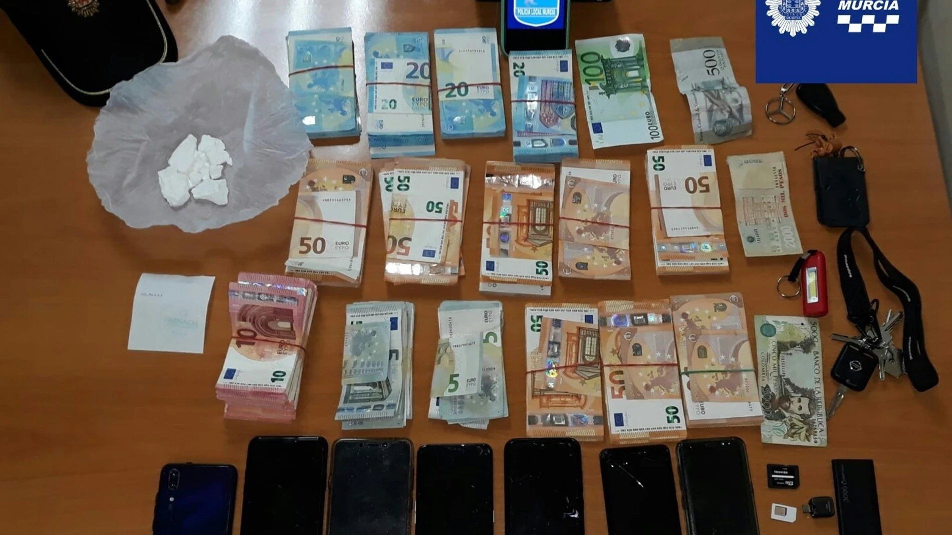 Imagen del dinero, los móviles y la droga incautada a los detenidosPOLICÍA LOCAL DE MURCIA29/12/2020
