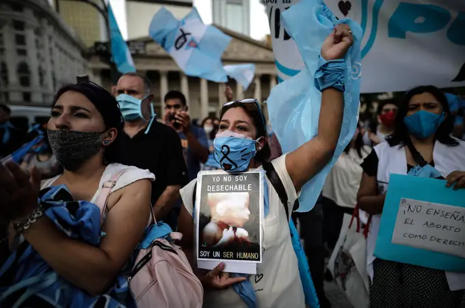 Un dividido Senado vota la ley del aborto en Argentina