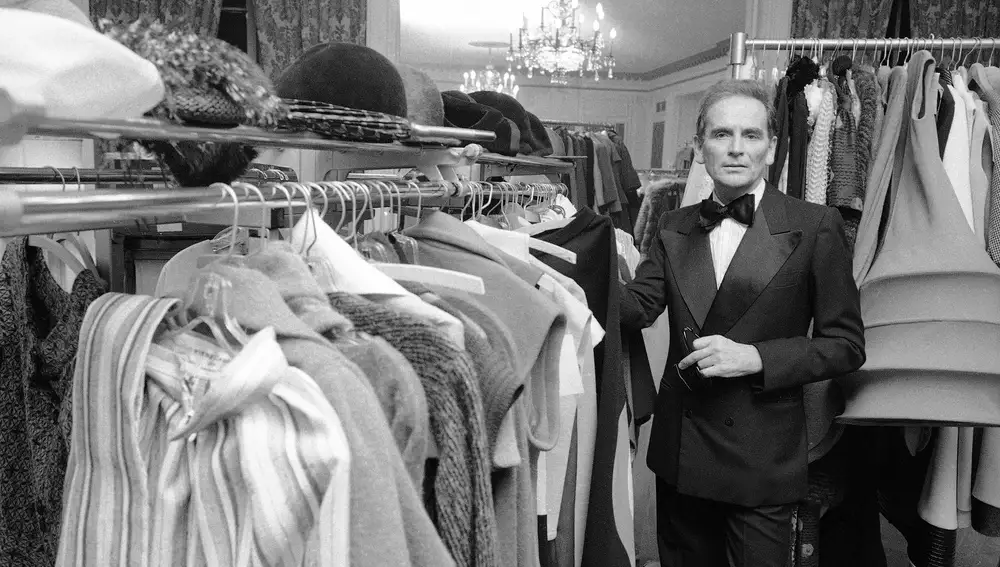 Oct.30 1975. El diseñador francés Pierre Cardin posa en el &quot;dressing room&quot; del Hotel Pierre en New York.