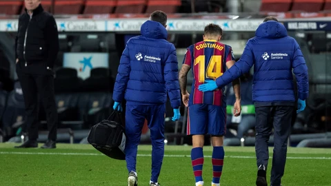 BARCELONA, 29/12/2020.- El centrocampista brasileño del FC Barcelona, Philippe Coutinho, se retira lesionado, durante el partido de la decimosexta jornada de Liga que FC Barcelona y SD Eibar disputan hoy martes en el Camp Nou, en Barcelona. EFE/Alejandro García