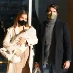  María Pombo apuesta por el mono de punto beige de Zara (más cómodo y en tendencia) para salir del hospital con su hijo Martín
