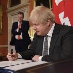 El primer ministro británico Boris Johnson firma el acuerdo comercial con la Unión Europea.