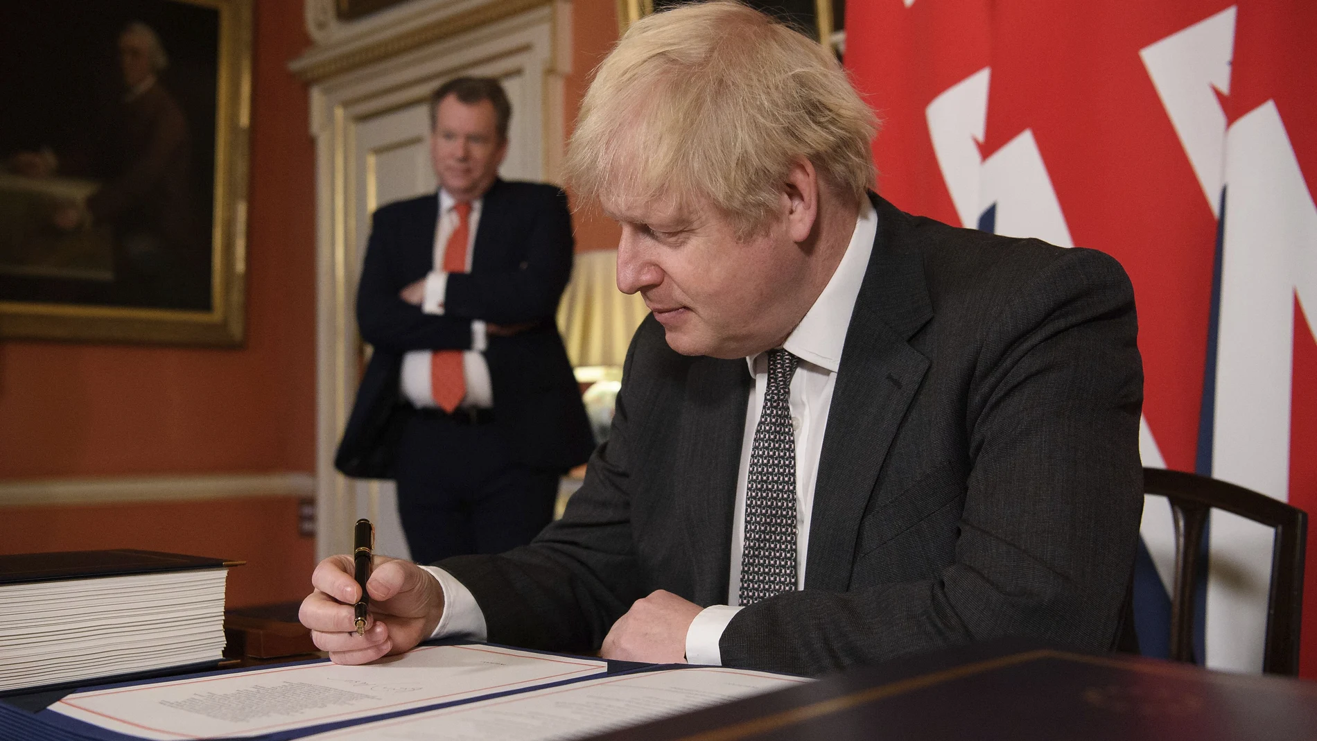 El primer ministro británico Boris Johnson firma el acuerdo comercial con la Unión Europea.