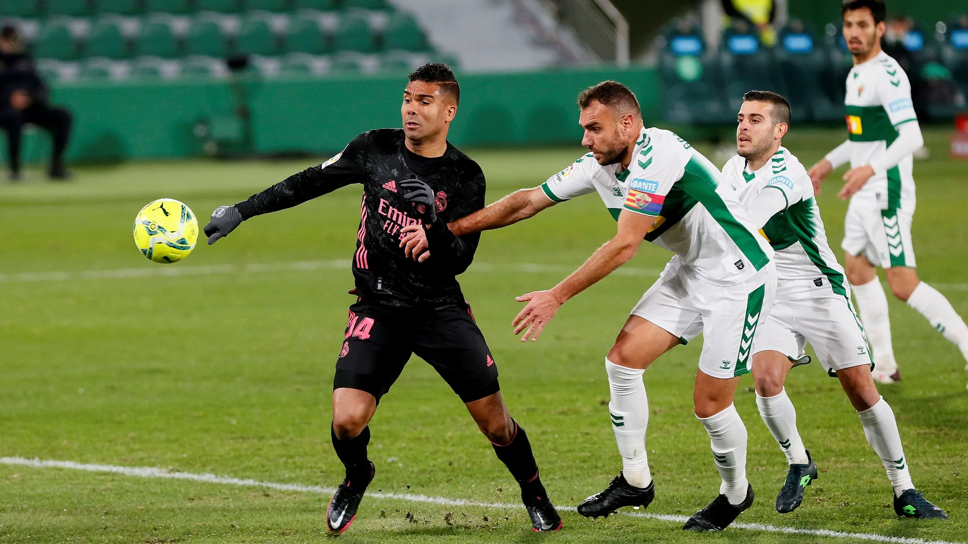 Casemiro disputa el balón ante el defensa del Elche, Gonzalo Verdú, durante el Elche - Real Madrid