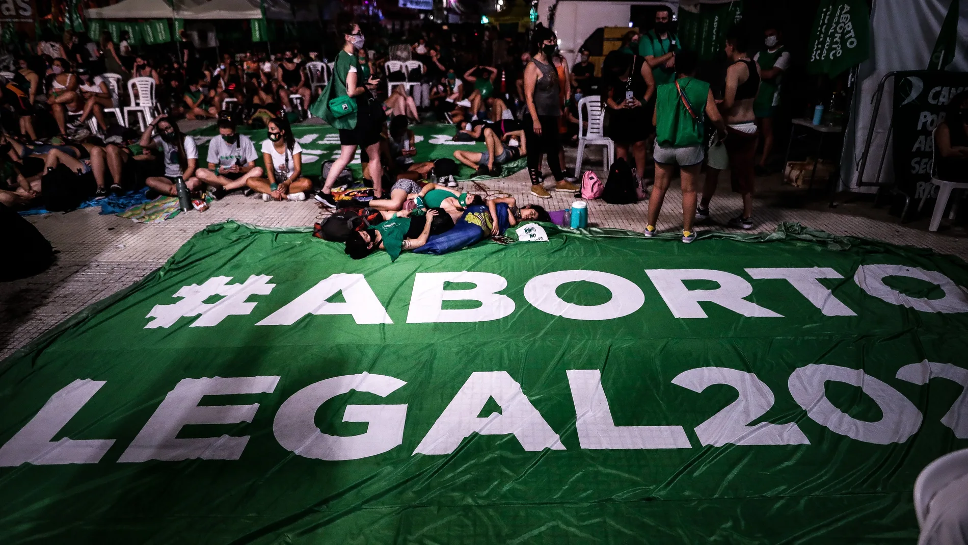 Manifestantes acampan fuera del Congreso a la espera de la votación en el Senado por el debate sobre la legalización del aborto