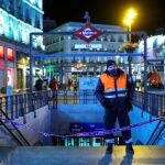 Imagen de una de las bocas de metro de la madrileña Puerta del Sol, cerradas ante la prohibición de la tradicional celebración que se suceden todos los años en la víspera de las campanadas de Fin de Año.