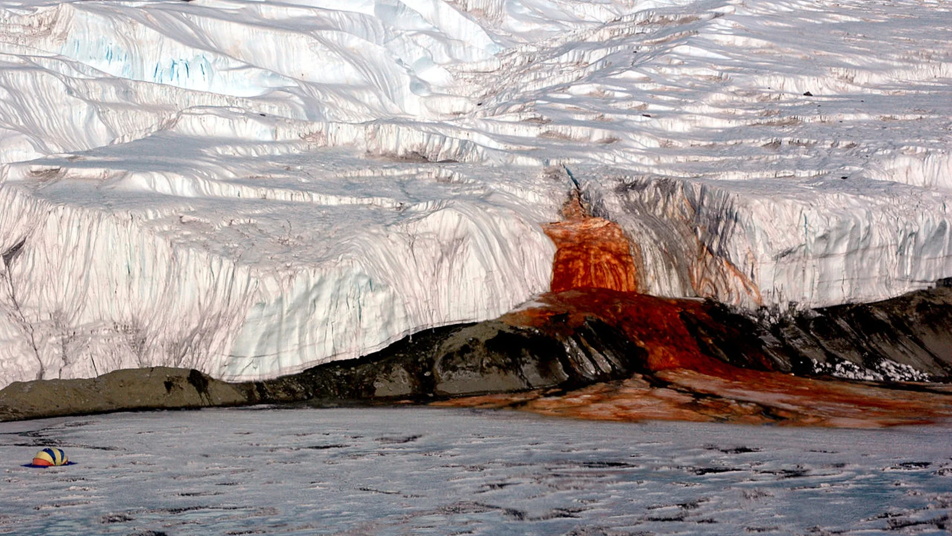 La llamada «Cascada de Sangre», en la Antártida, una fuente de agua cargada de hierro que brota de entre el hielo.