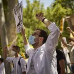 Varios residentes de medicina participan en una protesta convocadapor la Confederación Estatal de Sindicatos Médicos (CESM) ante el Ministerio de Sanidad, en una imagen de archivo