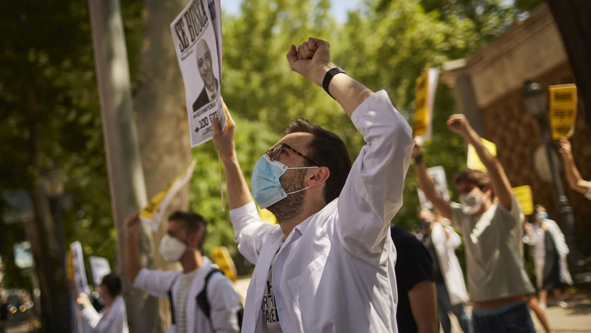 Varios residentes de medicina participan en una protesta convocadapor la Confederación Estatal de Sindicatos Médicos (CESM) ante el Ministerio de Sanidad, en una imagen de archivo