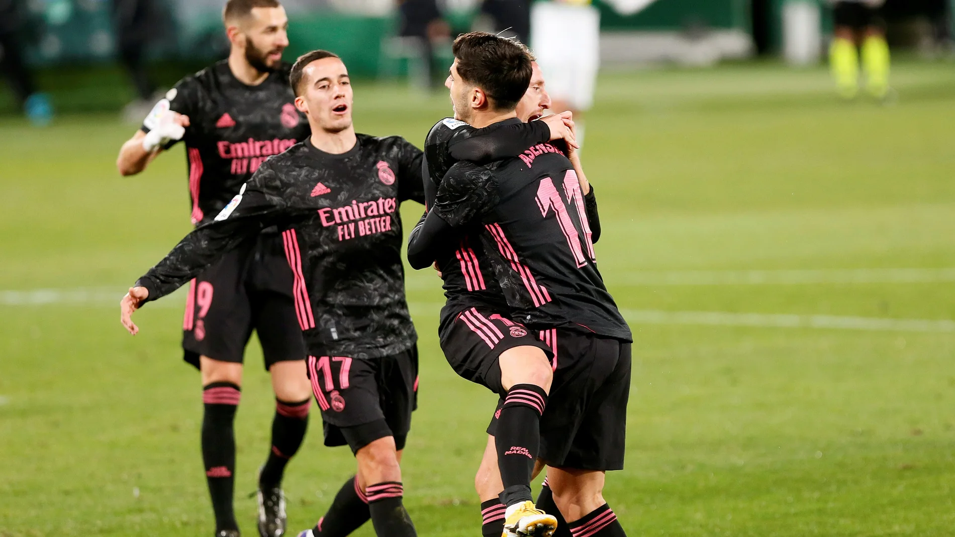 Modric abraza a Asensio: entre los dos crearon el primer gol del Real Madrid al Elche