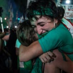 Dos mujeres se abrazan tras conocerse la aprobación de la legalización y despenalización del aborto en Argentina, en Buenos Aires,