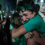 Dos mujeres se abrazan tras conocerse la aprobación de la legalización y despenalización del aborto en Argentina, en Buenos Aires,