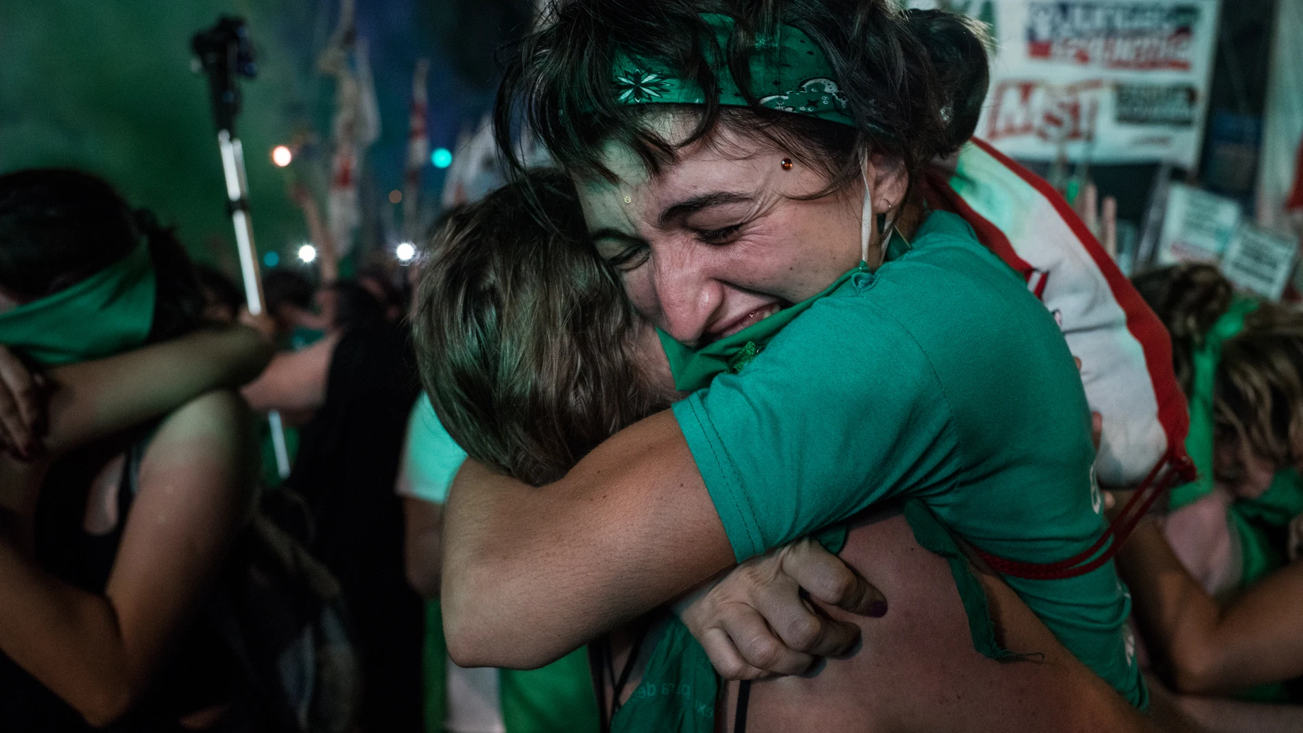 Dos mujeres se abrazan tras conocerse la aprobación de la legalización y despenalización del aborto en Argentina, en Buenos Aires,
