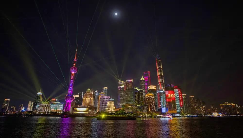 Shanghai (China), 31/12/2020.- A general view from The Bund waterfront area of the Peal Tower landmark and a light show during New Year's Eve celebrations in Shanghai, China, 31 December 2020. EFE/EPA/ALEX PLAVEVSKI