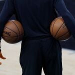 Un técnico asistente de los Spurs, con guantes en un entrenamiento