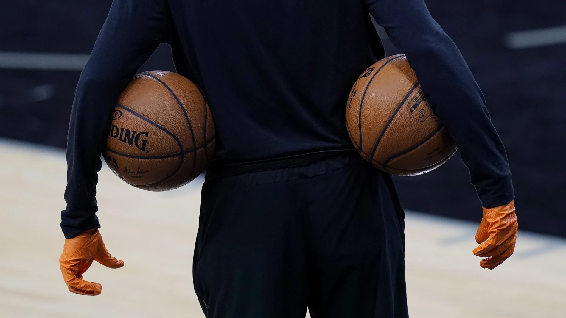 Un técnico asistente de los Spurs, con guantes en un entrenamiento