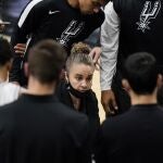 Becky Hammon, durante un tiempo muerto con los Spurs de San Antonio