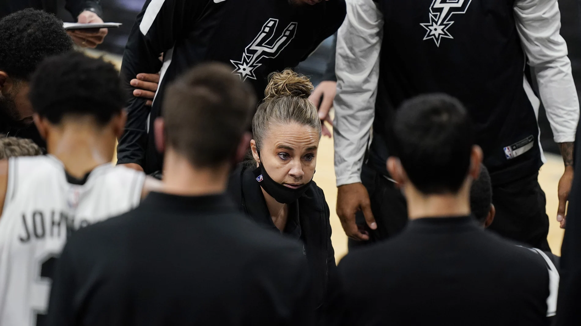 Becky Hammon, durante un tiempo muerto con los Spurs de San Antonio